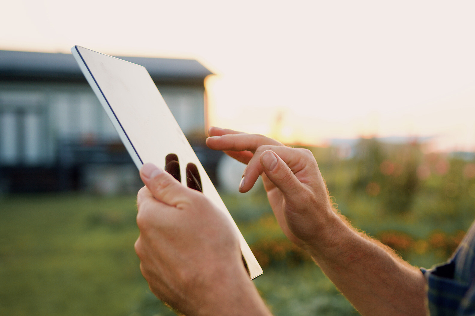 Mann mit einem Tablet in der Hand vor einem Gebäude. Mann mit einem Tablet in der Hand vor einem Gebäude.
